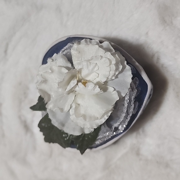 CERAMIC HEART & FLOWERS TRINKET BOX. - Picture 2 of 5